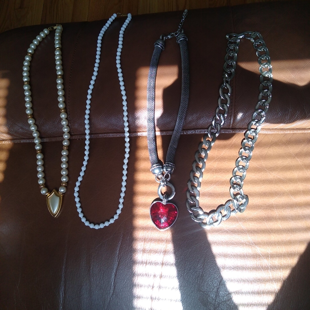 Lot of 7 vintage necklaces